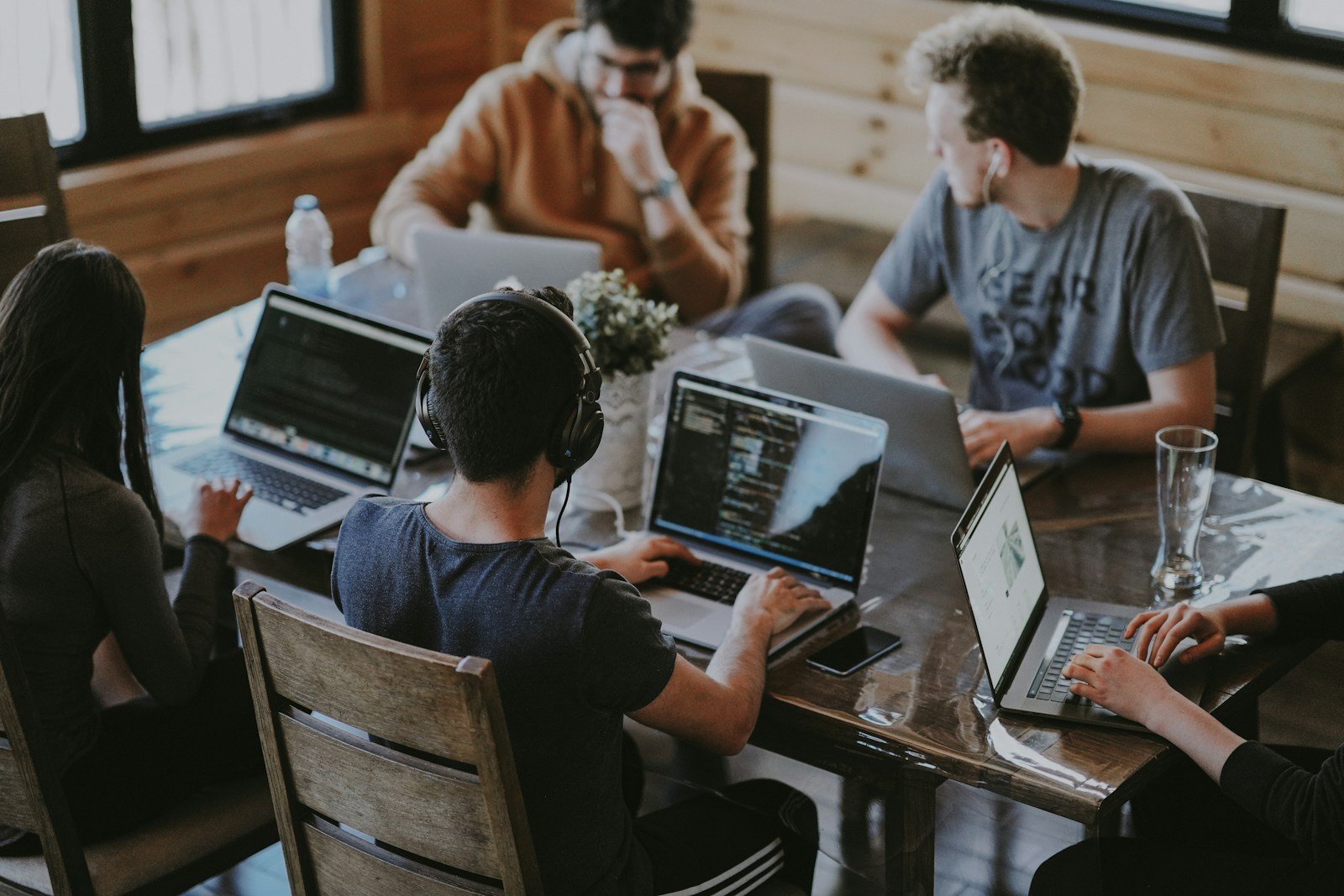 Equipo de programación colaborando en una solución web